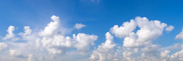 Panorama Céu Azul Com Nuvens Brancas — Fotografia de Stock