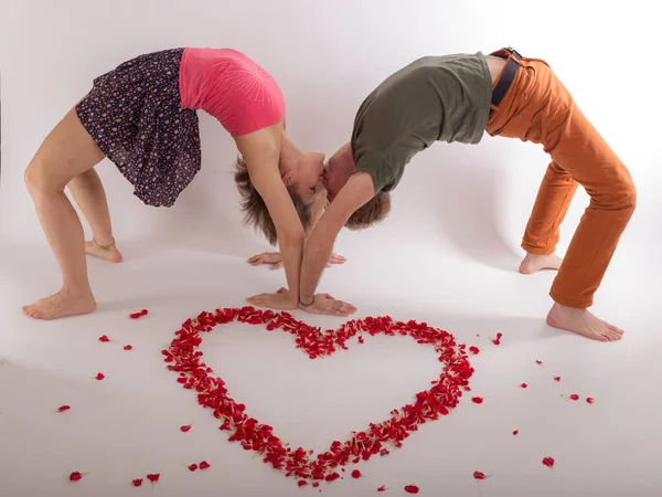 Beso Una Pareja Enamorada Una Pose Acrobática — Foto de Stock