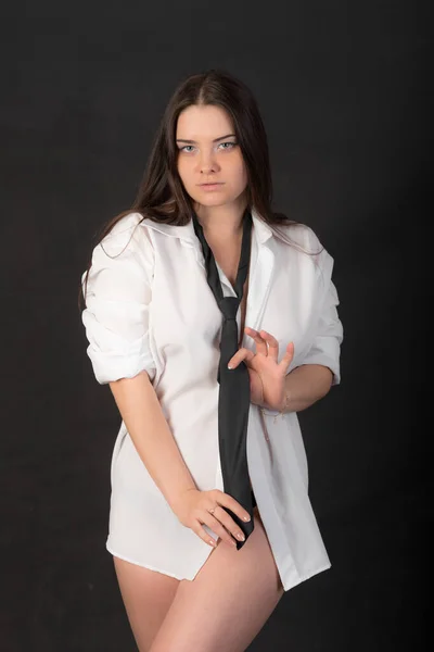Retrato Estudio Chica Sensual Camisa Blanca Corbata — Foto de Stock