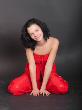 Kırmızılı bir kızın stüdyo portresi