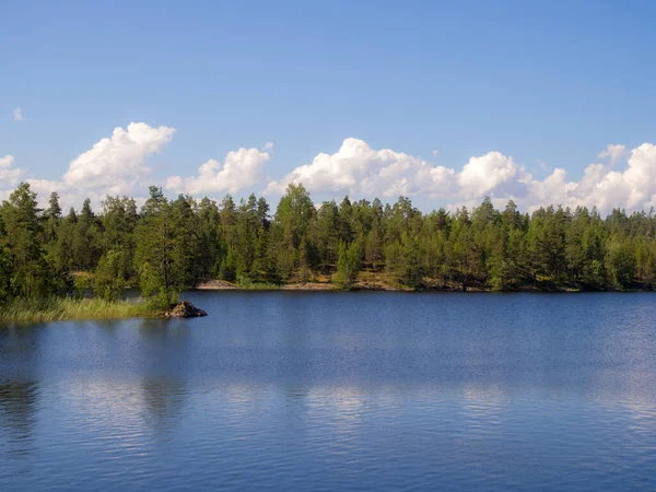 Letni Krajobraz Chmurami Jeziorze Leśnym — Zdjęcie stockowe
