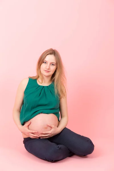 Studio Porträtt Gravid Kvinna Rosa Bakgrund — Stockfoto