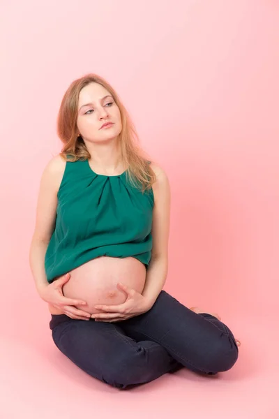 Studio Porträtt Gravid Kvinna Rosa Bakgrund — Stockfoto