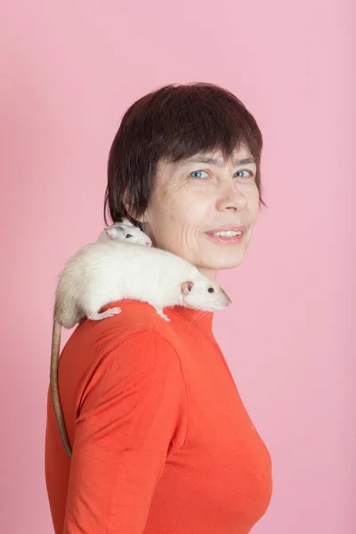 Frau Mit Zwei Hausratten Auf Rosa Hintergrund — Stockfoto