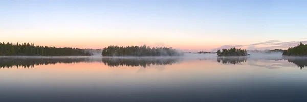 Rosa Morgenröte auf dem See — Stockfoto