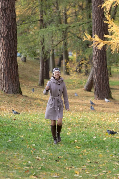 Girl walking in park — Stock Photo, Image