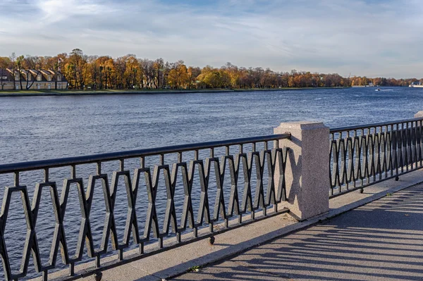 Zaun am Wasser — Stockfoto