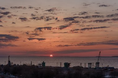 günbatımı inşaat alanı üzerinde