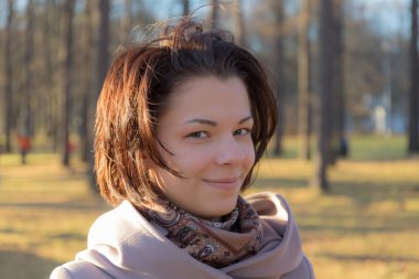 Sonbahar parkındaki kız