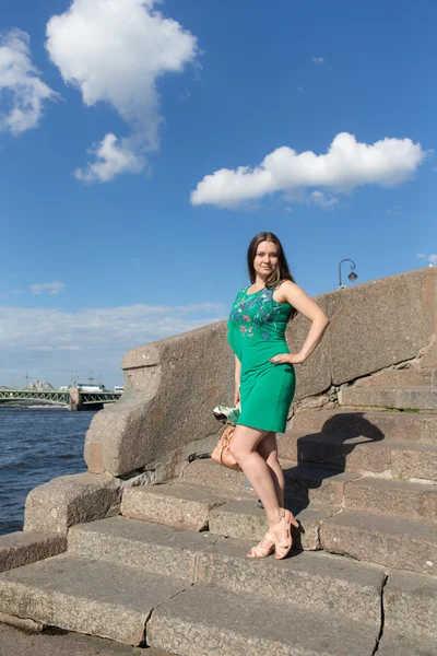 Chica en un terraplén de granito —  Fotos de Stock