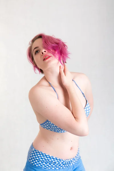 Meisje in blauwe bikini — Stockfoto