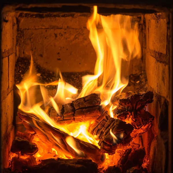 Fogo no forno de tijolo — Fotografia de Stock
