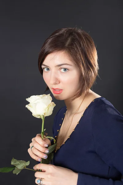 Chica con una rosa — Foto de Stock