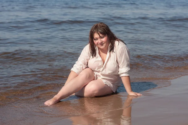 Chica en la orilla —  Fotos de Stock