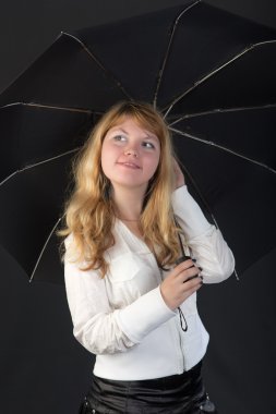 sarışın siyah bir şemsiye ile