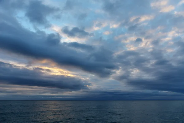 Zonsondergang met wolken — Stockfoto