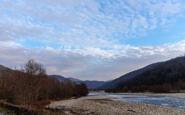 akşam gökyüzünde dağlarda