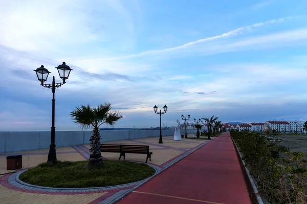 Kvällen strandpromenaden — Stockfoto