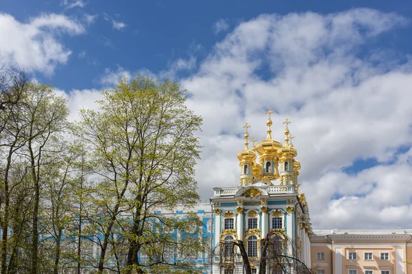 Pałac i park wiosny — Zdjęcie stockowe