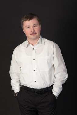 Beyaz gömlekli adam.