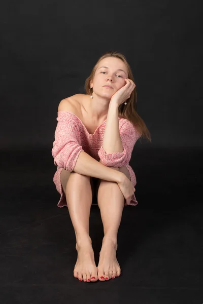 Chica en un suéter rosa — Foto de Stock