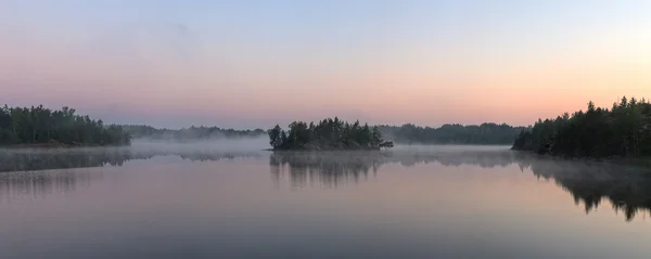 Утренний туман на озере — стоковое фото