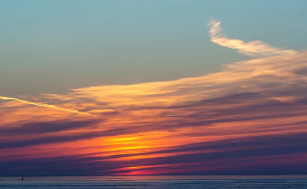 Heller Sonnenuntergang mit Wolken — Stockfoto