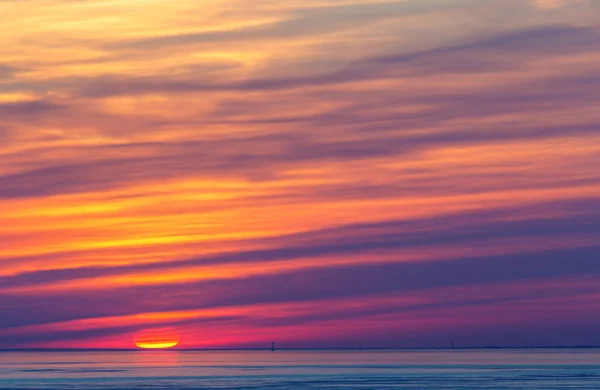 Sol en el horizonte — Foto de Stock