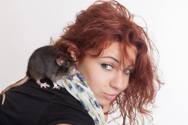 Flicka med en sällskapsdjur råtta — Stockfoto