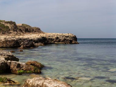 Sahildeki kayalar