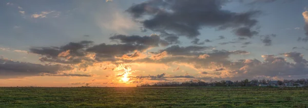 Himmel mit Wolken im Morgengrauen — Stockfoto