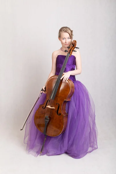 Fille avec un violoncelle — Photo