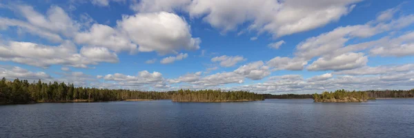 Nuvens sobre o lago da floresta — Fotografia de Stock