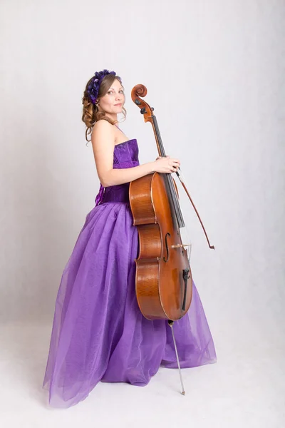 Музыкант с виолончелью — стоковое фото