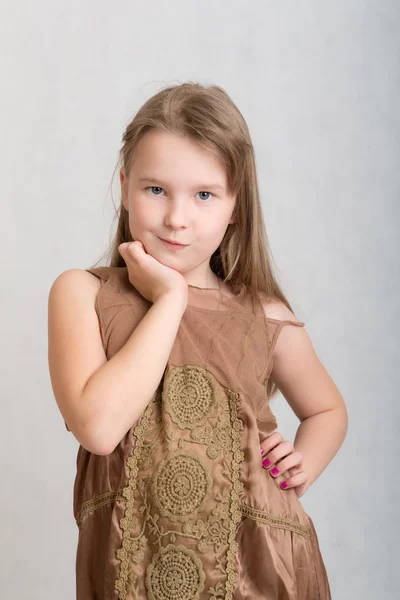 Menina em um vestido marrom — Fotografia de Stock