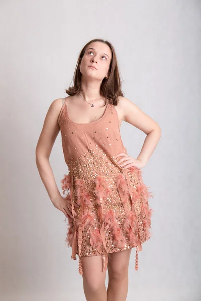 Mädchen in einem hellen Kleid — Stockfoto