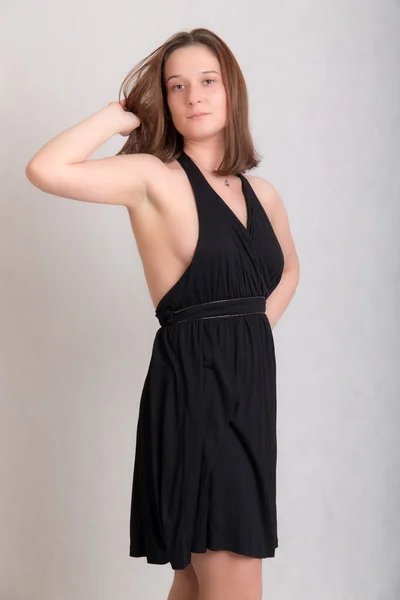 Dziewczyna w czarnej sukience — Zdjęcie stockowe