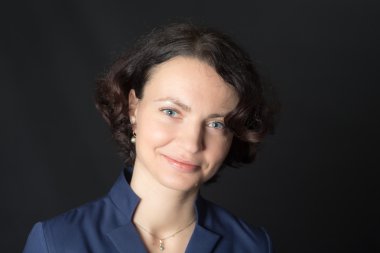 Mavi gözlü kadın.