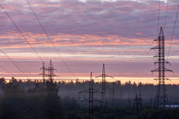 Elektrický hlavní proti jitřní oblohy — Stock fotografie