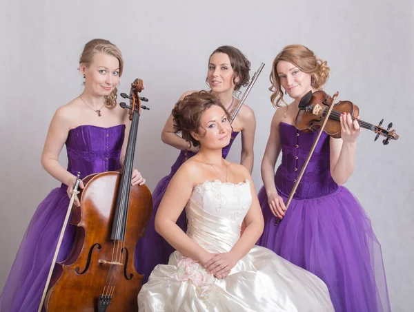 Bruid en een muzikaal trio — Stockfoto