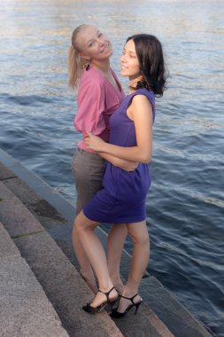 Suya yakın iki kız