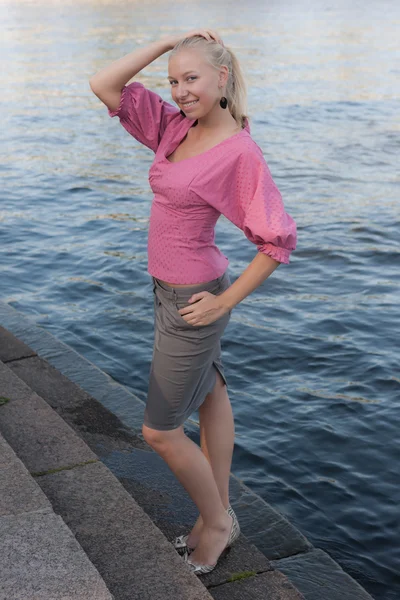 Mädchen steht auf der Treppe — Stockfoto