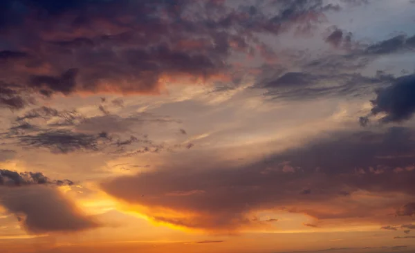 Cielo drammatico con nuvole — Foto Stock