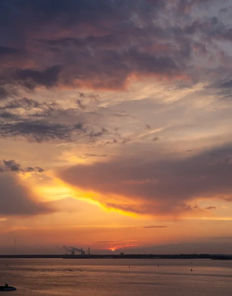 Nubes sobre la bahía —  Fotos de Stock