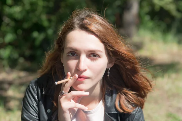 Girl with a cigarette — Stock Photo, Image