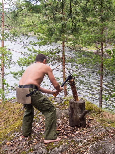 Hombre cortando madera — Foto de Stock