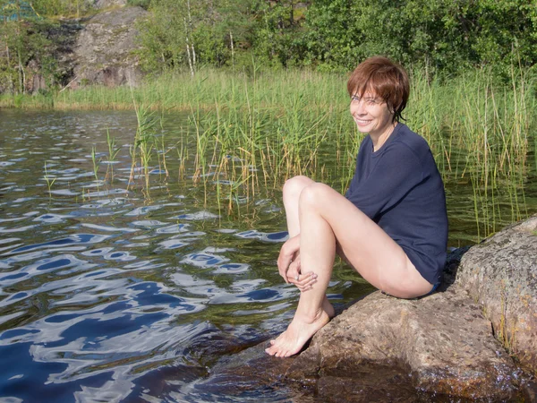 Mujer sentada en una roca —  Fotos de Stock