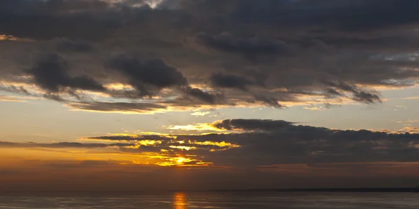 Sonnenuntergang mit Wolken — Stockfoto