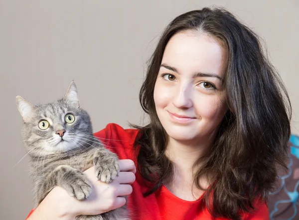 Девочка-подросток с котом — стоковое фото