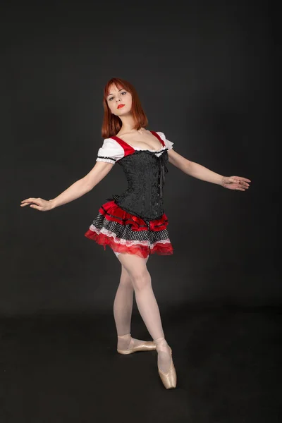 Девушка танцует балет — стоковое фото